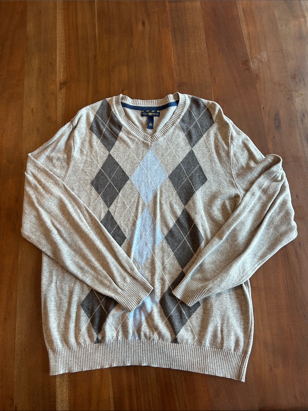 Club Room Men's Light Gray V-Neck Argyle Sweater with Blue Diamond